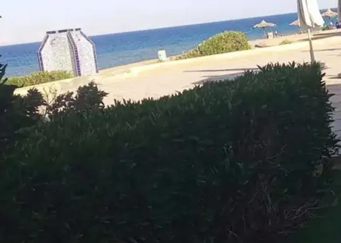 غرفتين ارضي بحديقه على البحر والبسين مباشرة بقرية كورنادو مارينا للعائلات فقط او جروب بنات فقط * Ain Sukhna