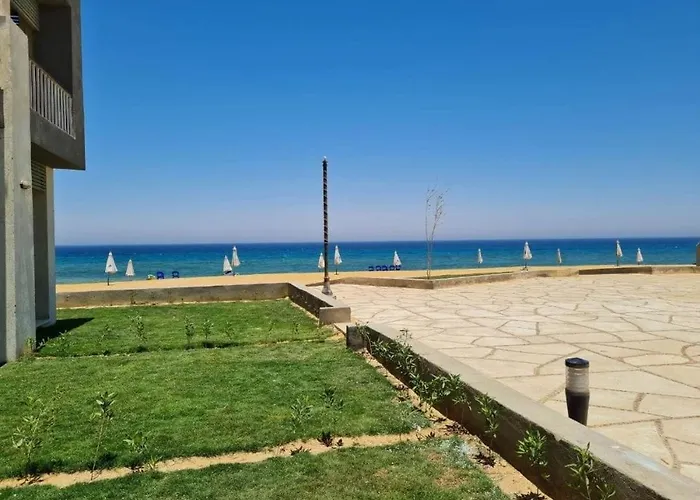 Apartment غرفتين ارضي بحديقه على البحر والبسين مباشرة بقرية كورنادو مارينا للعائلات فقط او جروب بنات فقط Ain Sukhna