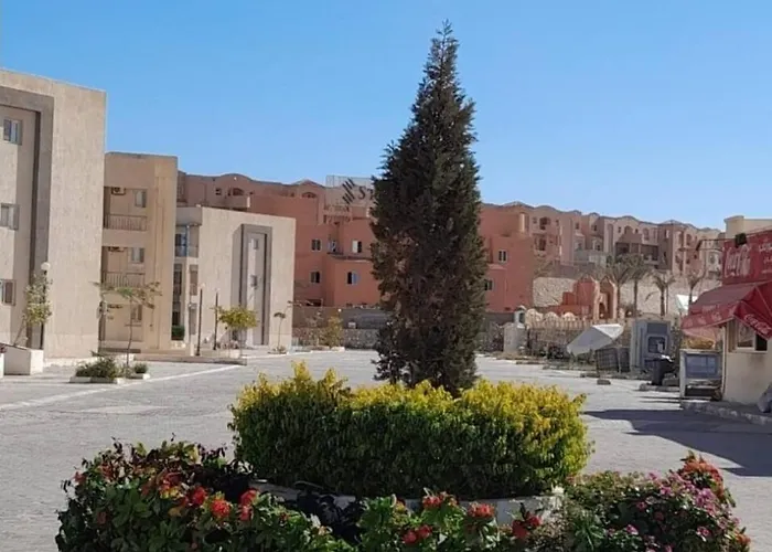 غرفتين ارضي بحديقه على البحر والبسين مباشرة بقرية كورنادو مارينا للعائلات فقط او جروب بنات فقط Apartment *