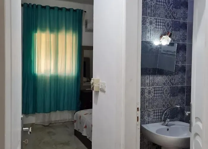 Apartment غرفتين ارضي بحديقه على البحر والبسين مباشرة بقرية كورنادو مارينا للعائلات فقط او جروب بنات فقط *