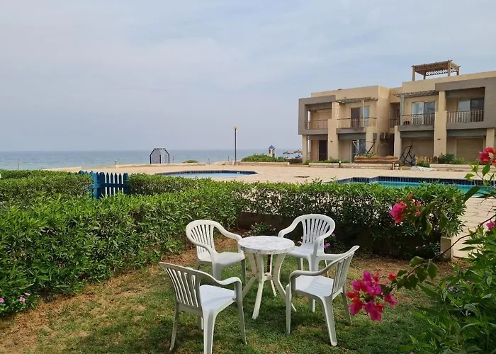 Apartment غرفتين ارضي بحديقه على البحر والبسين مباشرة بقرية كورنادو مارينا للعائلات فقط او جروب بنات فقط