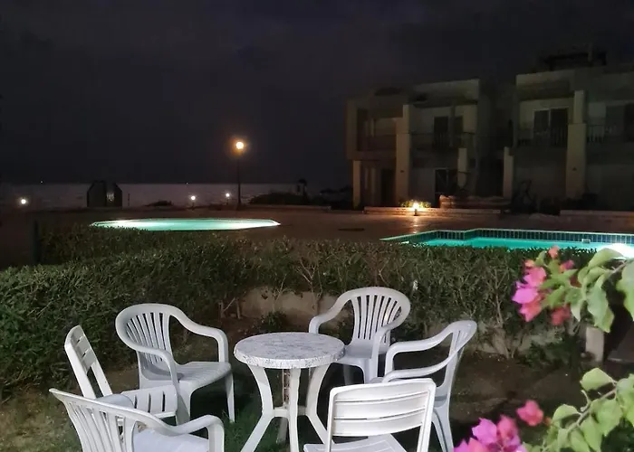 غرفتين ارضي بحديقه على البحر والبسين مباشرة بقرية كورنادو مارينا للعائلات فقط او جروب بنات فقط Apartment *