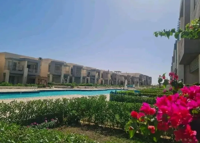 غرفتين ارضي بحديقه على البحر والبسين مباشرة بقرية كورنادو مارينا للعائلات فقط او جروب بنات فقط Apartment