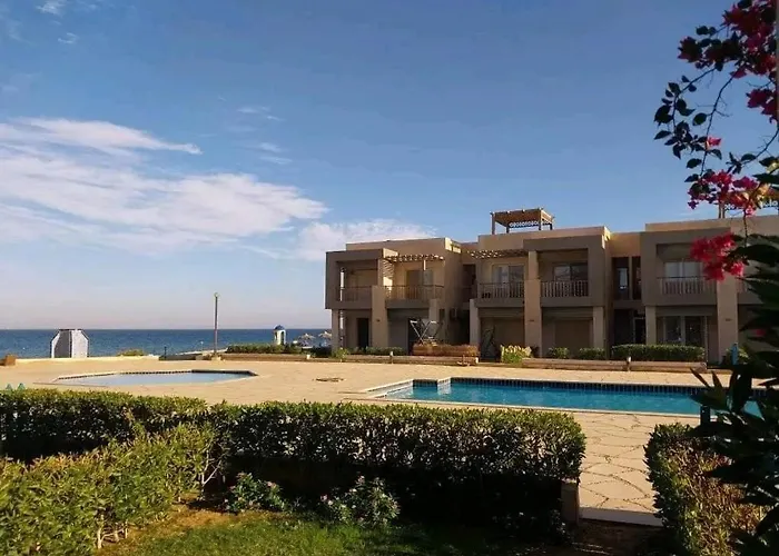 Apartment غرفتين ارضي بحديقه على البحر والبسين مباشرة بقرية كورنادو مارينا للعائلات فقط او جروب بنات فقط *