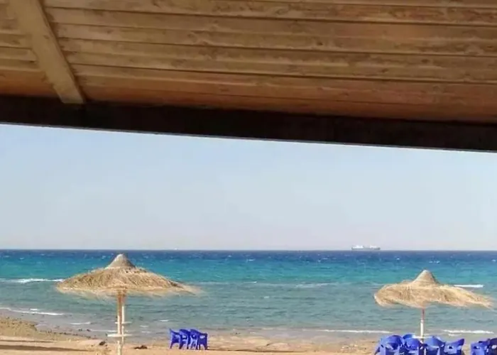 Apartment غرفتين ارضي بحديقه على البحر والبسين مباشرة بقرية كورنادو مارينا للعائلات فقط او جروب بنات فقط *